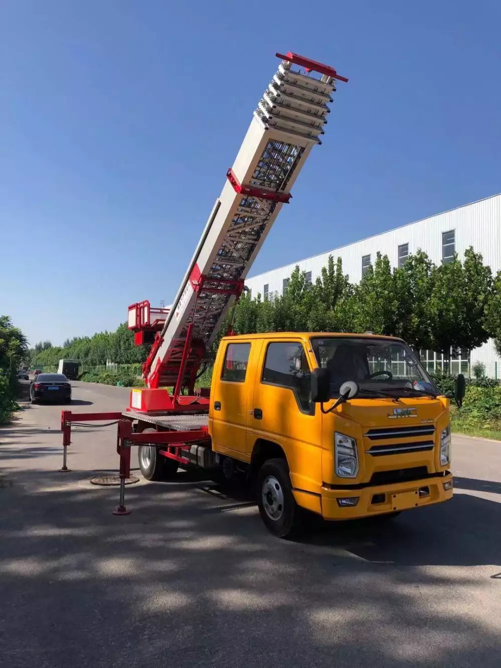 贵州附近的云梯车出租服务：轻松解决高空作业需求