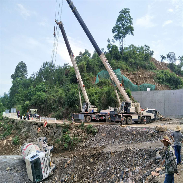 贵州汽车掉沟里叫吊车救援要多少钱